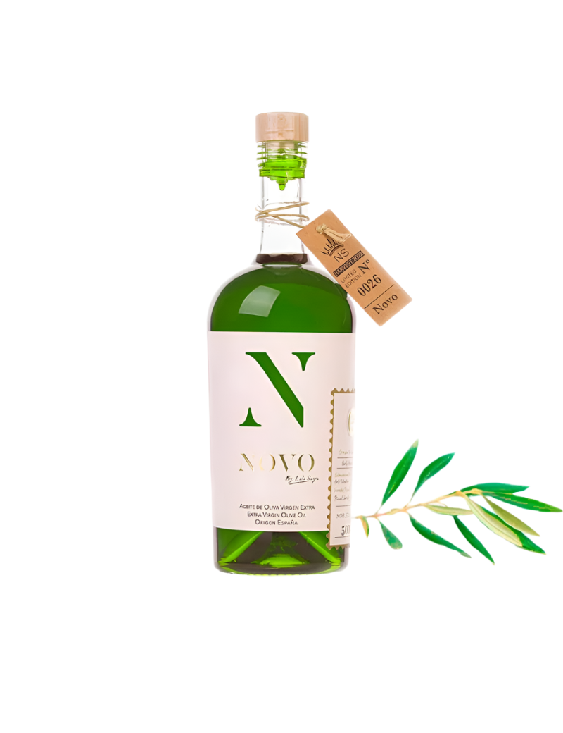 Aukščiausios kokybės NOVO Verde Picual alyvuogių aliejaus butelis – riboto leidimo, intensyvaus skonio, pagamintas iš Andalūzijos Picual alyvuogių.